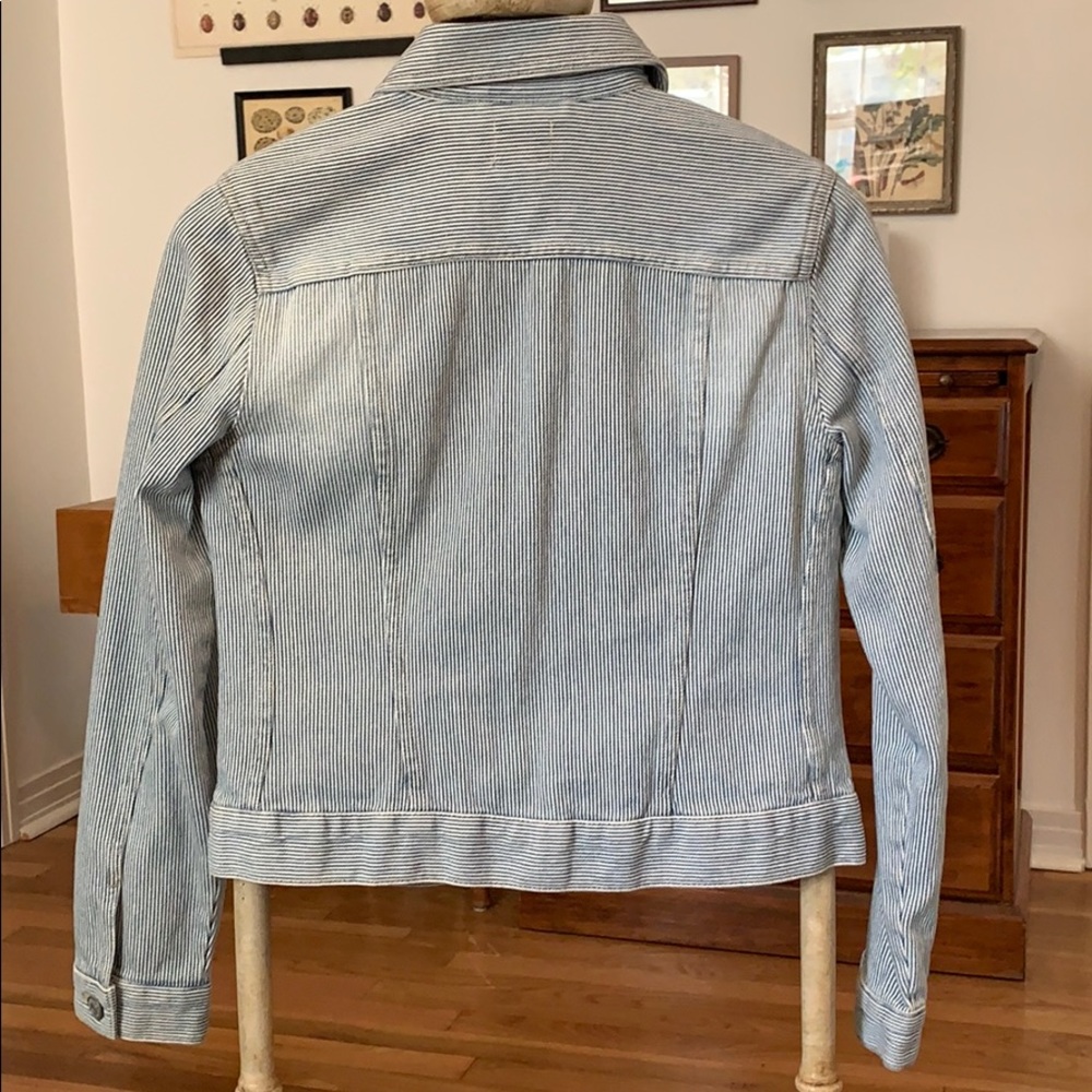 Soft Seersucker Jean Jacket - Picture 6 of 6